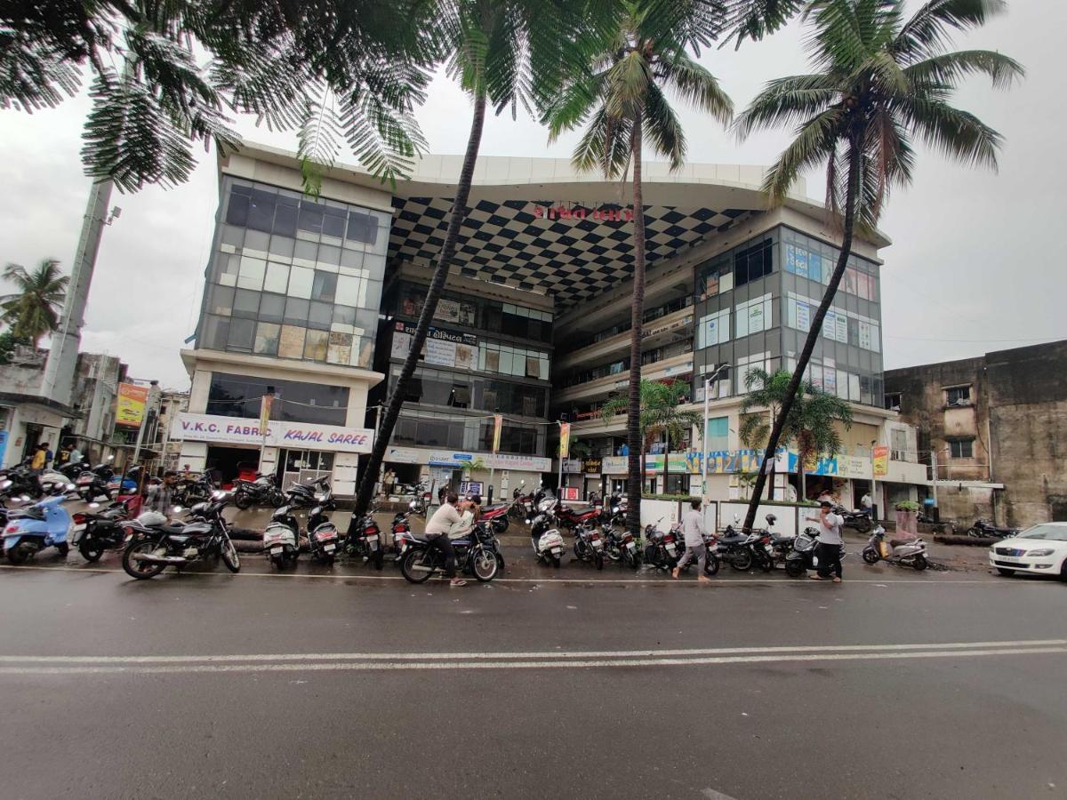 Oyo 91692 The You And Me Hotel Utrān Exterior photo