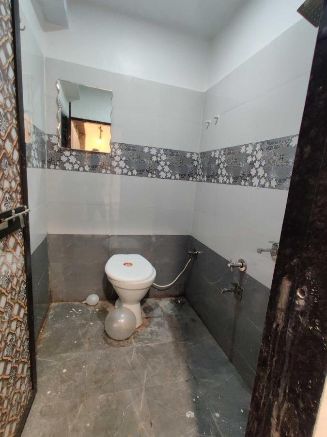 Oyo 91692 The You And Me Hotel Utrān Exterior photo